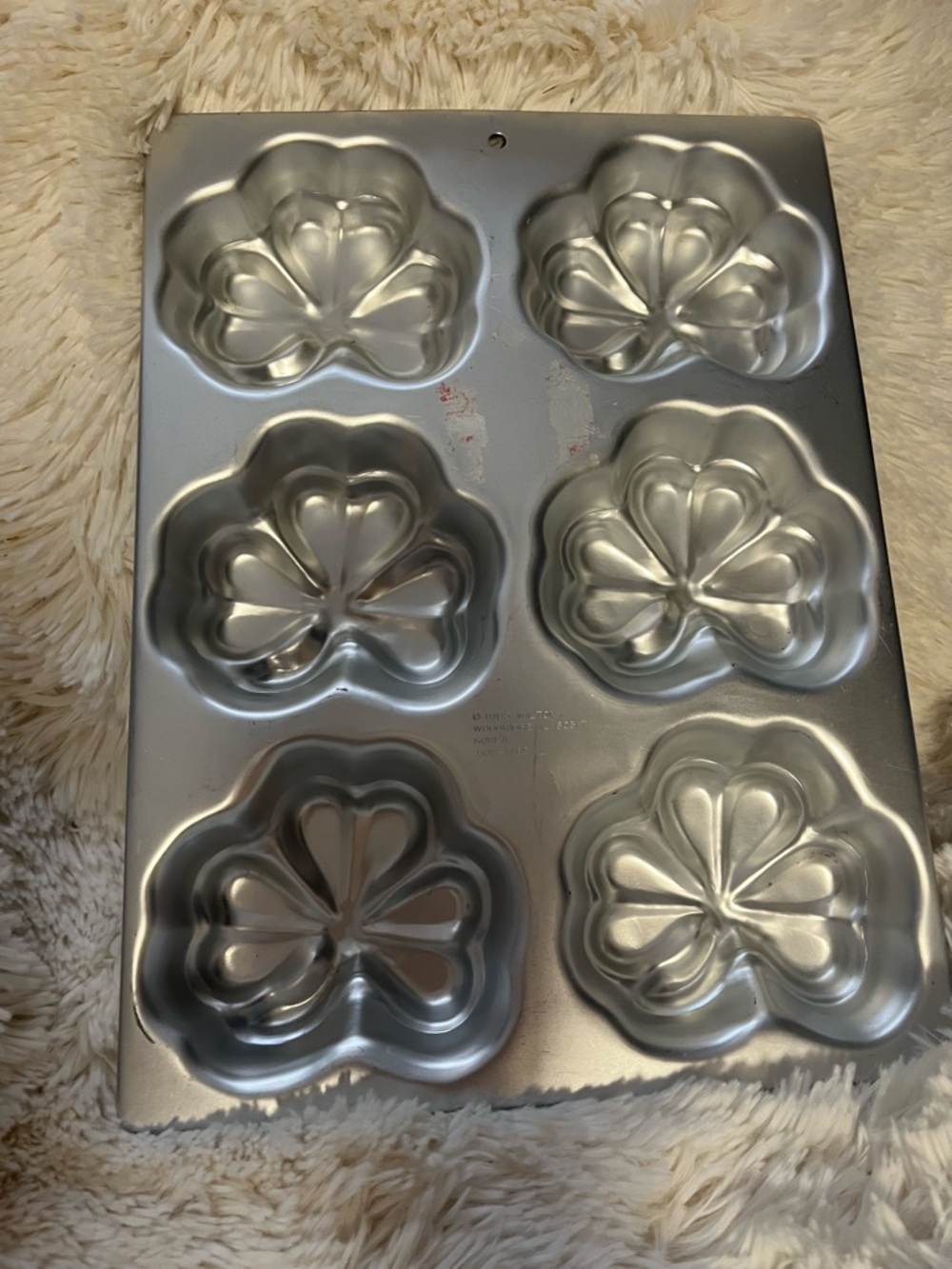 Shamrocks St. Patrick’s irish mini cakes pan-Wilton
